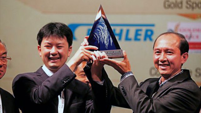 ឯកឧត្ដម សុខ ពុទ្ធិវុទ្ធ (រូបខាង​ឆ្វេង) ប្រធាន និង​ឧកញ៉ា ហ៊ុន ឡាក់ ​អនុប្រធាន​សហព័ន្ធ​ស្រូវ​អង្ករ​កម្ពុជា ក្នុង​ឱកាស​ទទួល​ពាន​រង្វាន់​សម្រាប់អង្ករ​កម្ពុជា កាលពី​ឆ្នាំ​២០១៤។