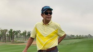 សម្ដេច​​តេជោ ហ៊ុន សែន នាយករដ្ឋមន្ត្រី​កម្ពុជា ថតរូប​ក្នុង​ពេល​លេង​កូនគោល ដើម្បីសុខភាព។ រូបភាព៖ ទំព័រ​ហ្វេសប៊ុក នាយករដ្ឋមន្ត្រី