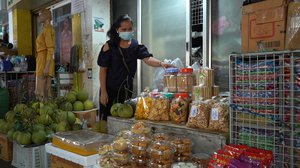 អាជីវករលក់ដូរនំសែនព្រះខែនៅផ្សារអូឡាំពិក រូបភាព៖ ប៉ុក វន្ថា/ខេមបូណូមីស