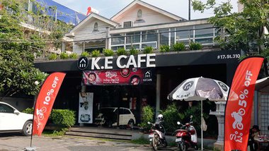 ហាង​កាហ្វេ K.E Cafe ជា​ហាង​កាហ្វេ​យីហោ​ក្នុងស្រុក ដែល​ស្ថិត​នៅ​ម្ដុំ​បឹងកេងកង រាជ​ធានី​ភ្នំពេញ។ បច្ចុប្បន្ន ការ​នាំ​យក​យីហោ​បរទេស​មក​បើក​ប្រតិបត្តិការ​អាជីវកម្ម​ក្នុង​ស្រុក​កំពុង​មាន​ការ​ពេញ​និយម​ខ្លាំង។