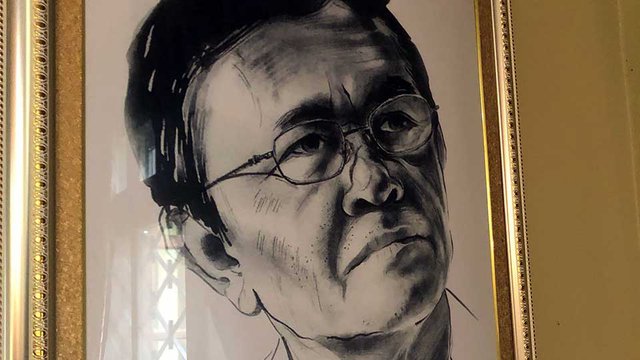 រូបគំនូរ​របស់លោក កឹម សុខា ព្យួរ​នៅ​នឹងជញ្ជាំង​ផ្ទះ​របស់​លោក។ រូបថតដោយ ស៊ុន ណារិន