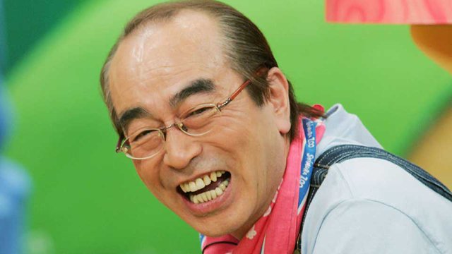 លោក កិន ស៊្ហីមូរ៉ា (Ken Shimura) ជាតារា​កំប្លែង​ជើងចាស់​របស់​ជប៉ុន បានស្លាប់​ដោយសារ​កូវីដ១៩ នាថ្ងៃទី៣០ មីនា ២០២០។ រូបភាព​ឯកសារ Nikkei Asian Review