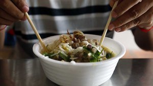 នំបញ្ចុក​ជា​អាហារ​សម្រន់​ពេញ​និយម និង​ជា​ប្រភព​ចំណូល​ដល់​មនុស្ស​មិន​តិច​នាក់​ឡើយ។ រូបភាព៖ ហេង ភារម្យ