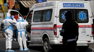 ក្រុមបុគ្គលិកសុខាភិបាលស្លៀកសម្លៀកបំពាក់ការពារកុំ​ឲ្យ​ឆ្លងជំងឺកូវីដ១៩ ខណៈត្រៀមបញ្ជូនបុរសម្នាក់ដែលមានជំងឺកូវីដ១៩ ទៅកាន់មណ្ឌលព្យាបាលអ្នកជំងឺ នៅរាជធានីភ្នំពេញ