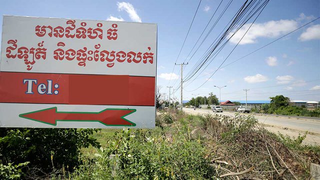 ការពុះដី​ជា​ឡូត៍តូចៗ ដាក់​លក់ កំពុង​ពេញ​និយម និង​រីក​ដុះដាល​យ៉ាងខ្លាំង ជាពិសេស នៅជាយៗ​ក្រុង។ រូបភាព៖ ហេង ភារម្យ