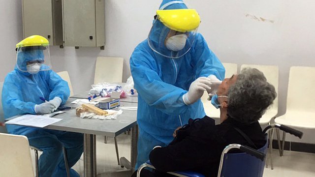 វៀតណាមបានធ្វើតេស្ដលើមនុស្សជិត ៩០០នាក់ ក្រោយពីមានករណីឆ្លងកូវីដ-១៩ចូលក្នុងសហគមន៍ តែលទ្ធផលអវិជ្ជមាន (រូបភាព៖ VN Express)