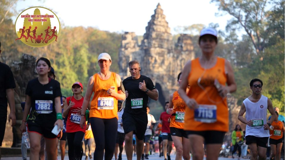 ព្រឹត្តិការណ៍រត់ពាក់កណ្តាលម៉ារ៉ាតុនអន្តរជាតិនៅខេត្តសៀមរាប ឆ្នាំ ២០១៩ ​  រូបភាព៖ Angkor Wat International Half Marathon
