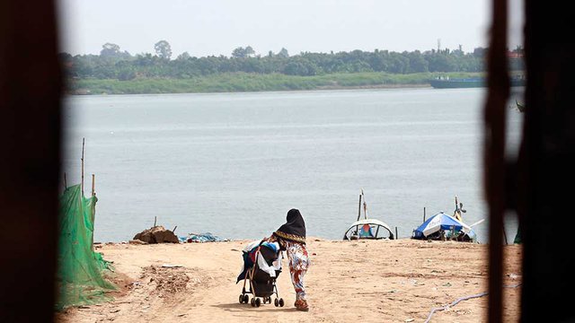 លេខាធិការដ្ឋាន​គណៈកម្មការ​ទន្លេ​មេគង្គ បាន​ប្រកាស​កាល​ពី​ពេល​ថ្មីៗ​នេះ ថា ទន្លេ​មេគង្គ​កំពុងតែ​មាន​ទឹក​រាក់​​បំផុត​ក្នុង​​រយៈពេល​យ៉ាង​ហោច​ណាស់ ៦០​ឆ្នាំ​ចុង​ក្រោយ​នេះ។ រូបភាព​ឯកសារ៖ ហេង ភារម្យ