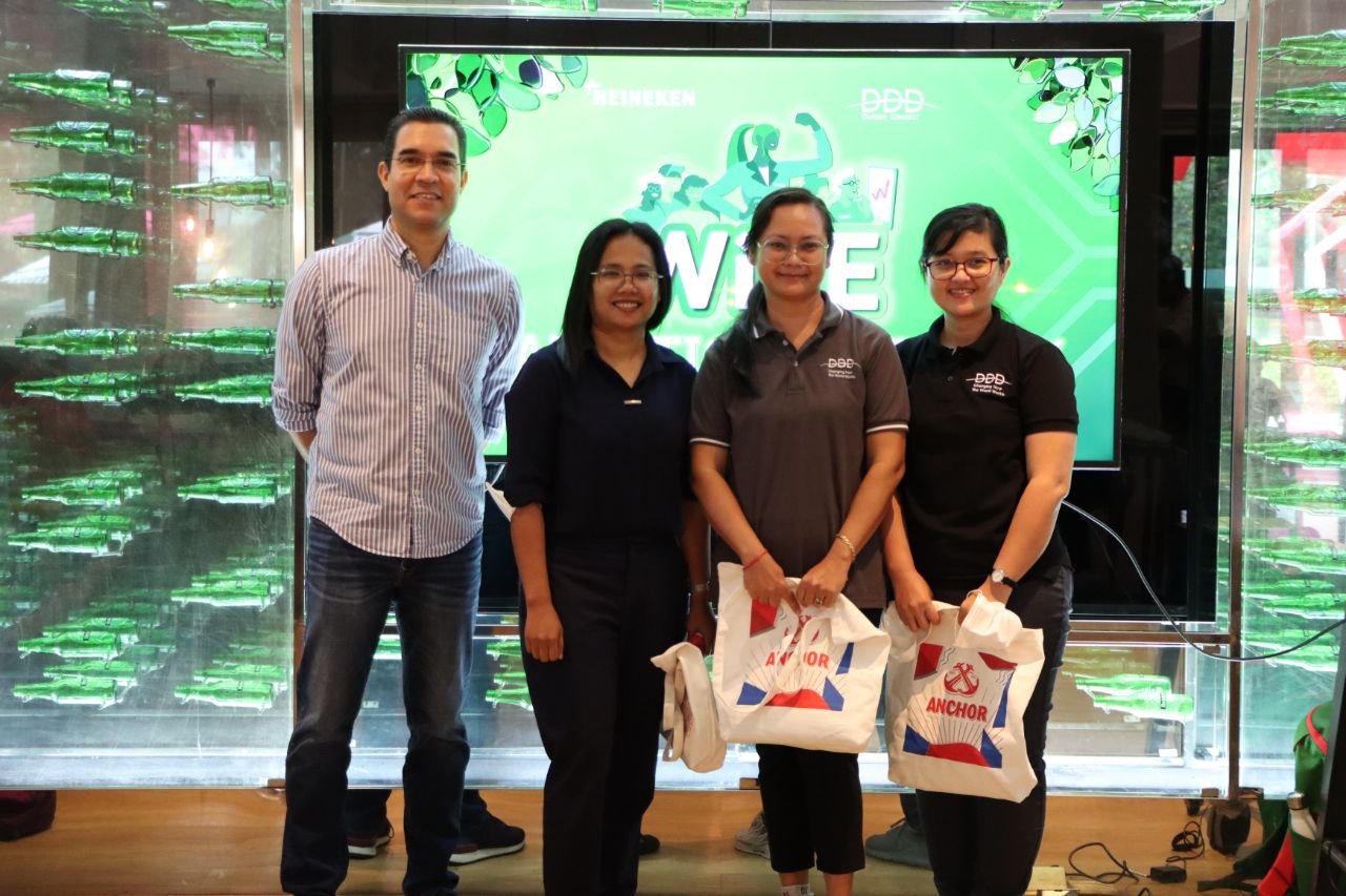 [ថតរូបជាក្រុមរបស់សិក្ខាកាមក្នុងពិធីទទួលសញ្ញាបត្របញ្ចប់ការបណ្តុះបណ្តាលនៅអគារ Tavern នៅរោងចក្រផលិតស្រាបៀររបស់ក្រុមហ៊ុន ហ៊ិននីគែន]