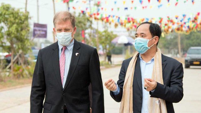 ឯកអគ្គរដ្ឋទូត​អាមេរិក លោក Patrick Murphy និង​លោក​ឧកញ៉ា សៀ ឫទ្ធី នៅក្នុង​ឱកាស​ពិធី​ប្រគល់​ផ្ទះតម្លៃ​សមរម្យ របស់​ក្រុមហ៊ុន WorldBridge។