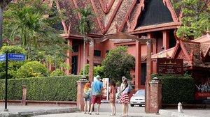 ភ្ញៀវបរទេស​ចូល​ទស្សនា​សារមន្ទីរជាតិ​ នៅ​រាជ​ធានី​ភ្នំពេញ។ គេ​សង្កេត​ឃើញ​បរទេស​ច្រើន​ជាង​ខ្មែរ ដែល​ចូល​មើល​សារមន្ទីរចង់ដឹង​ពី​វប្បធម៌​របស់​ខ្មែរ។ រូបភាព៖ ហេង ភារម្យ