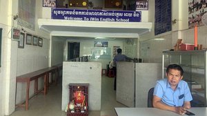 លោក នាង សារ៉ុម ជា​គ្រូ​បង្រៀន​ភាសា​អង់គ្លេស។