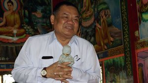 លោក ញឹក ប៊ុនឆៃ ប្រធាន​គណបក្ស​ខ្មែរ​រួបរួម​ជាតិ និង​ជា​អតីត​ឧបនាយក​រដ្ឋមន្ត្រី។