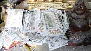 លុយ​ក្រដាស​ដុល្លារ​អាមេរិក​សម្រាប់​ដុត​សែន​ឧទ្ទិស​ដល់​អ្នក​ដែលបាន​ស្លាប់​ទៅ។