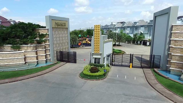 បុរី​ប៉េងហួត នៅ​តំបន់​បឹងស្នោរ ខណ្ឌ​ច្បារ​អំពៅ តាម​បណ្ដោយ​ផ្លូវ​ជាតិ​លេខ១។