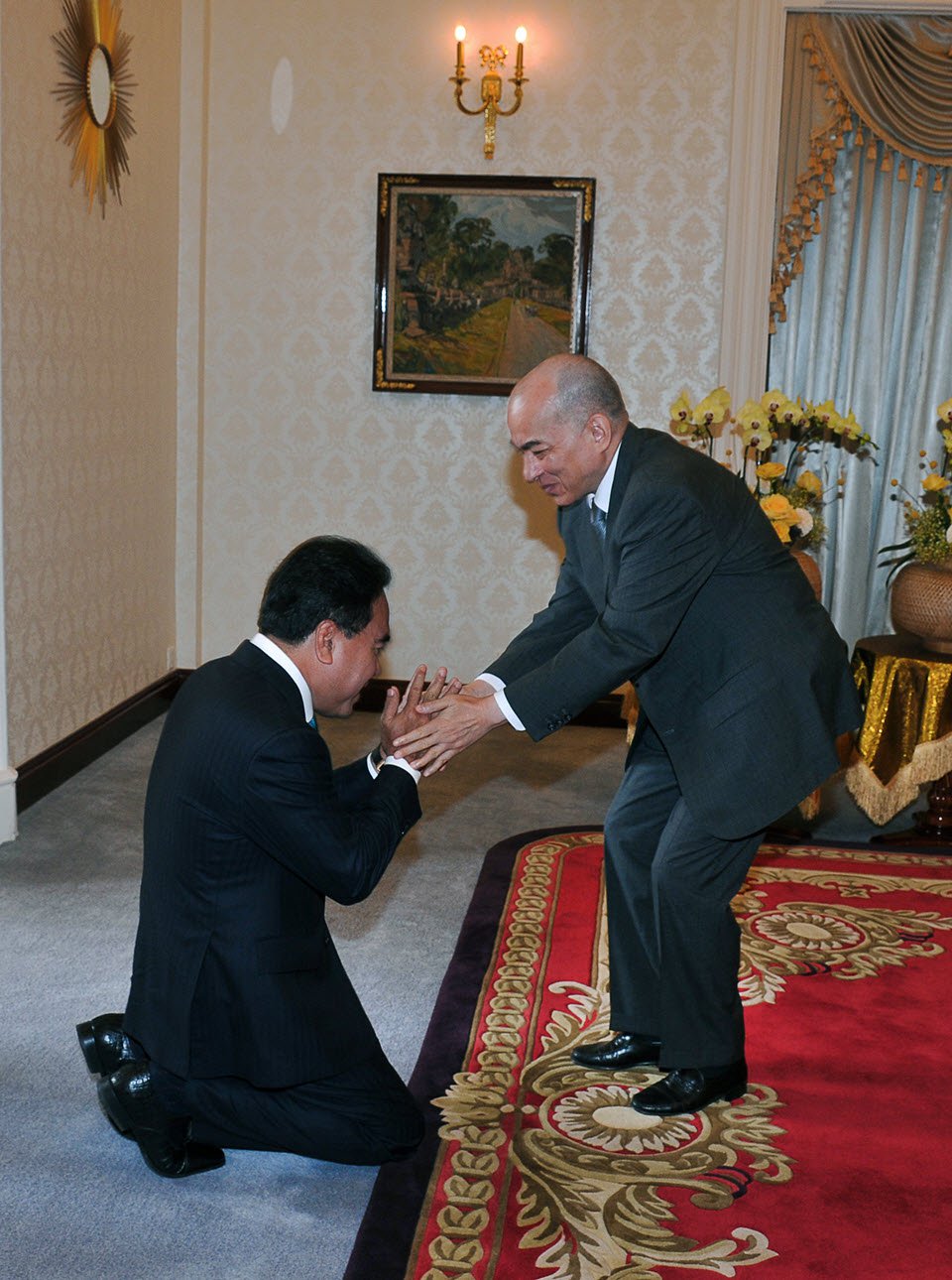 ព្រះមហាក្សត្រ​និង​ព្រះវររាជ​មាតា​ជាតិ​ខ្មែរ ព្រះ​បរម​រាជានុញ្ញាត​ឲ្យ​ថ្នាក់​ដឹកនាំ​ក្រុមហ៊ុន ប៉េង ហួត គ្រុប ចូល​ក្រាប​បង្គំ​គាល់​និង​ថ្វាយ​តង្វាយ​ជា​ថវិកា​សម្រាប់​ព្រះរាជកិច្ច​មនុស្សធម៌