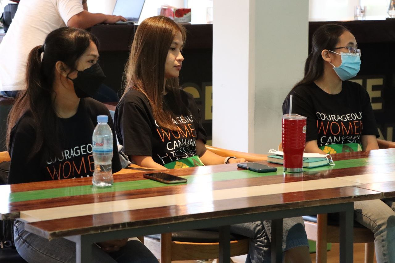 [ថតរូបជាក្រុមរបស់សិក្ខាកាមក្នុងពិធីទទួលសញ្ញាបត្របញ្ចប់ការបណ្តុះបណ្តាលនៅអគារ Tavern នៅរោងចក្រផលិតស្រាបៀររបស់ក្រុមហ៊ុន ហ៊ិននីគែន]