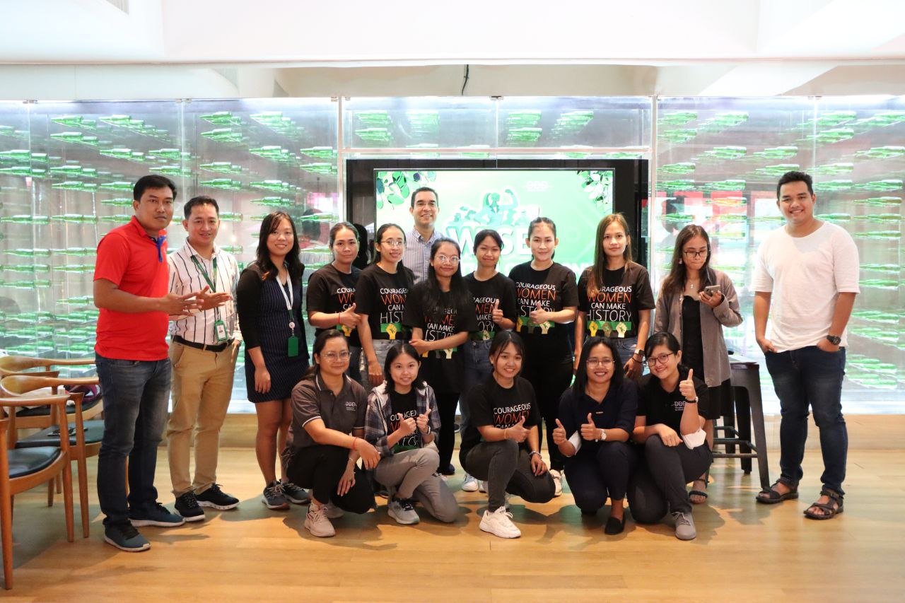 [ថតរូបជាក្រុមរបស់សិក្ខាកាមក្នុងពិធីទទួលសញ្ញាបត្របញ្ចប់ការបណ្តុះបណ្តាលនៅអគារ Tavern នៅរោងចក្រផលិតស្រាបៀររបស់ក្រុមហ៊ុន ហ៊ិននីគែន]