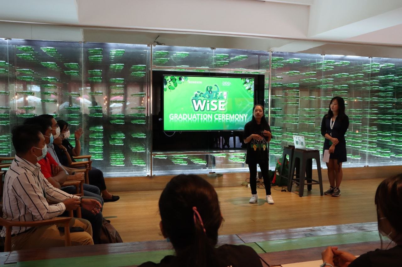 [ថតរូបជាក្រុមរបស់សិក្ខាកាមក្នុងពិធីទទួលសញ្ញាបត្របញ្ចប់ការបណ្តុះបណ្តាលនៅអគារ Tavern នៅរោងចក្រផលិតស្រាបៀររបស់ក្រុមហ៊ុន ហ៊ិននីគែន]