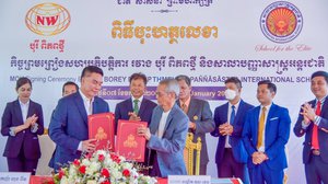 ពិធីចុះហត្ថលេខា នៃកិច្ចព្រមព្រៀងសហប្រតិបត្តិការណ៍ លើការបើកដំណើរសាលាសាលាបញ្ញាសាស្រ្តអន្តរជាតិ នៅលើ បុរី ពិភពថ្មី