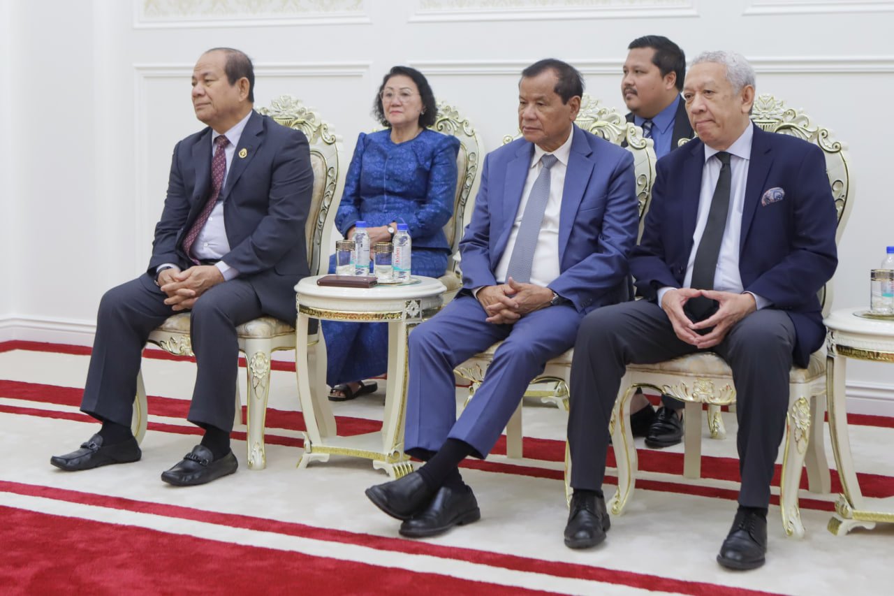 បារាំងប្រគល់អំណោយសម្ភារៈអភិរក្សបណ្ណសារដល់កម្ពុជា