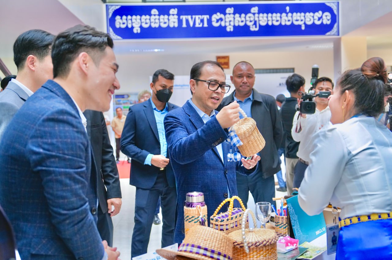 ឯកឧត្ដមឧបនាយករដ្ឋមន្រ្តីប្រចាំការ វង្សី វិស្សុត