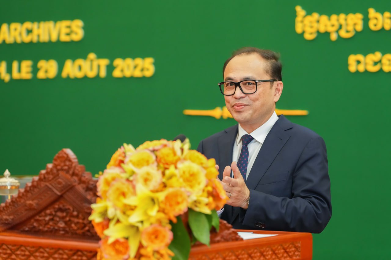 បារាំងប្រគល់អំណោយសម្ភារៈអភិរក្សបណ្ណសារដល់កម្ពុជា
