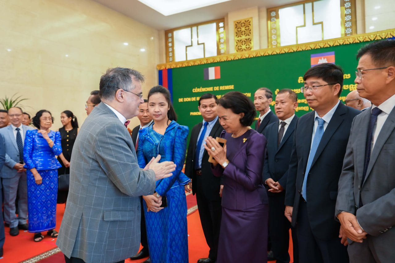 បារាំងប្រគល់អំណោយសម្ភារៈអភិរក្សបណ្ណសារដល់កម្ពុជា