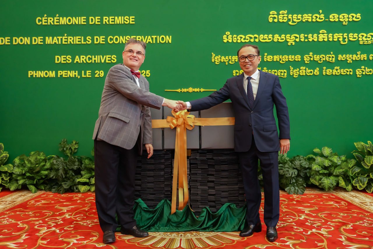 បារាំងប្រគល់អំណោយសម្ភារៈអភិរក្សបណ្ណសារដល់កម្ពុជា