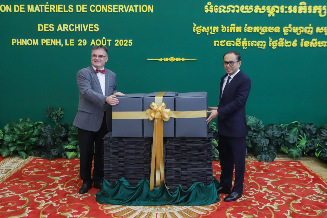 បារាំងប្រគល់អំណោយសម្ភារៈអភិរក្សបណ្ណសារដល់កម្ពុជា