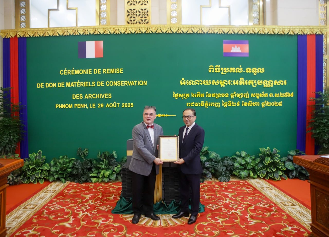 បារាំងប្រគល់អំណោយសម្ភារៈអភិរក្សបណ្ណសារដល់កម្ពុជា