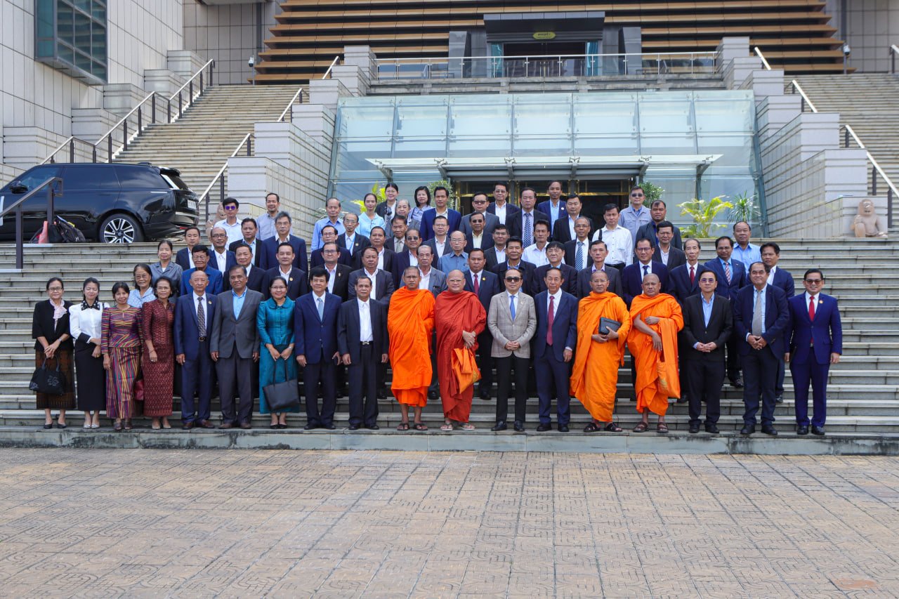 ទម្លាក់គ្រាប់បែក​