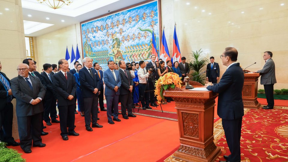 បារាំងប្រគល់អំណោយសម្ភារៈអភិរក្សបណ្ណសារដល់កម្ពុជា