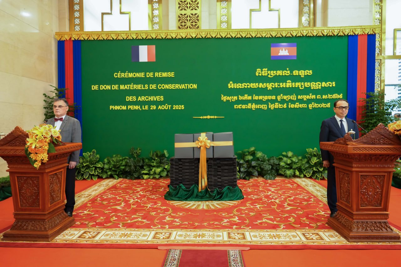 បារាំងប្រគល់អំណោយសម្ភារៈអភិរក្សបណ្ណសារដល់កម្ពុជា