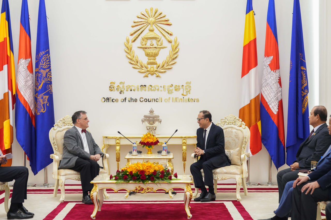 បារាំងប្រគល់អំណោយសម្ភារៈអភិរក្សបណ្ណសារដល់កម្ពុជា