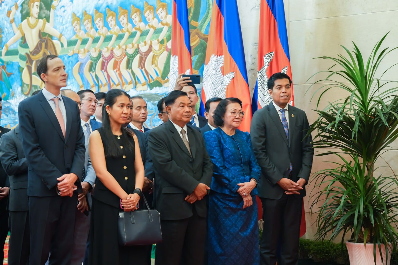 បារាំងប្រគល់អំណោយសម្ភារៈអភិរក្សបណ្ណសារដល់កម្ពុជា