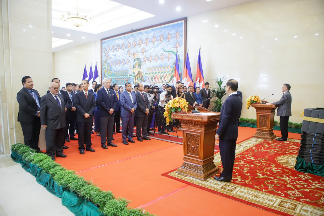បារាំងប្រគល់អំណោយសម្ភារៈអភិរក្សបណ្ណសារដល់កម្ពុជា