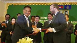 លោក ថូ ម៉ាស ផូកូនី នាយកប្រតិបត្តិរបស់ Pi Pay (រូបខាងស្តាំ)​​ តំណាងក្រសួងសាធារការ (រូបខាងឆ្វេង)