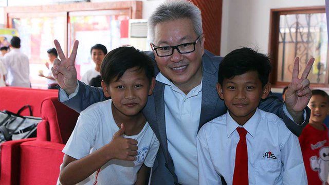 លោក​វេជ្ជបណ្ឌិត គួច ម៉េងលី ស្ថាបនិក​សាលា​ និង​វិទ្យាស្ថាន​ អន្តរទ្វីប អាមេរិកាំង។ រូបភាព៖ interconrooster.com