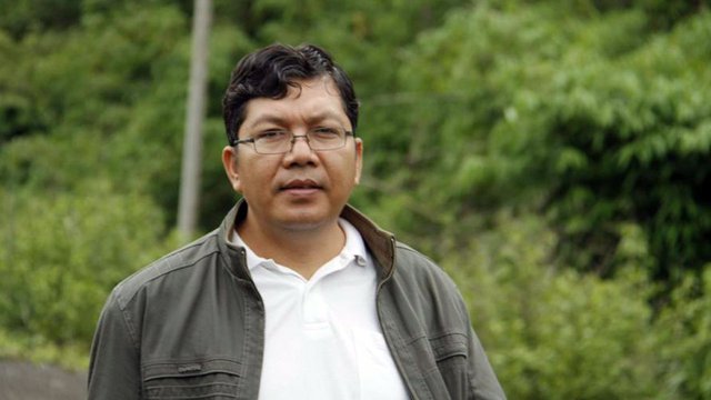 លោក សយ សុភាព ចាងហ្វាង​សារព័ត៌មាន ដើមអំពិល និង​ជា​អ្នក​អត្ថាធិប្បាយ​ព័ត៌មាន នៅ​ស្ថានីយ​ទូរទស្សន៍​បាយ័ន។