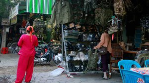 ទិដ្ឋភាព​​ផ្នែក​ខ្លះ​នៃ​ផ្សារ​ទឹក​ថ្លា ដែល​ល្បីល្បាញ​ខាង​លក់​សម្ភារៈ​និង​ឯកសណ្ឋាន​យោធា នៅ​រាជ​ធានី​ភ្នំពេញ។ រូបភាព៖ ហេង ភារម្យ