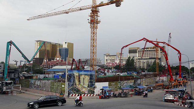 គម្រោង​អគារ​ The Peak កម្ពស់​ ៥៥ជាន់​របស់​ឧកញ៉ា សៀ ឫទ្ធី កំពុង​បើក​ការ​សាង​សង់​យ៉ាង​មមាញឹក​នៅ​កណ្ដាល​ទីក្រុង​ភ្នំពេញ។ រូបភាព៖ ហេង ភារម្យ