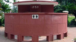 បង្គន់​សាធារណៈ​នៅ​ក្បែរ​សារមន្ទីរ​ជាតិ រាជ​ធានី​ភ្នំពេញ។ រូបភាព៖ Flickr.com