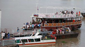 ម្ចាស់​ទូក​ទេសចរណ៍​នៅ​ជិត​ផែ​ភ្នំពេញ​បារម្ភ​ពី​ការ​បណ្ដេញ​ចេញ ប៉ុន្តែ មន្ត្រី​សាលារាជធានី​ភ្នំពេញ​ថា មិនមាន​គម្រោង​បែប​នេះ​ទេ។