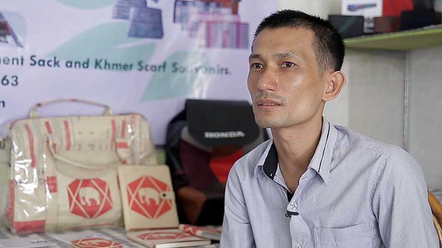 លោក ឡាវ ចំរើន ម្ចាស់​សិប្បកម្ម Smart Craft ​កែច្នៃ​​សំណល់ ​ដូចជា ពោះវៀន​កង់ឡាន និង​​បាវ​ស៊ីម៉ងត៍ ធ្វើ​ជា​កាបូប​។