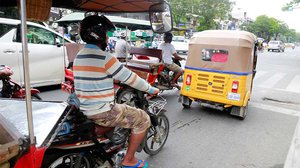 រ៉ឺម៉ក​បរទេស​សម្រុក​ចូល​កម្ពុជា​កាន់​តែ​ច្រើន ធ្វើ​ឲ្យ​អ្នក​រត់​រ៉ឺម៉ក​ខ្មែរ​កំពុង​ត្រដរ​ខ្យល់។ រូបភាព៖ ហេង ភារម្យ