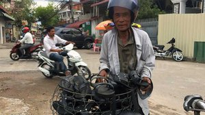 លោកតា អ៊ុន សំរិទ្ធ អាយុ​៨៥ឆ្នាំ ច្នៃ​និង​ជិះកង់​លក់​ស្បែកជើង​កង់ឡាន​ជាង​ ២០ឆ្នាំ​ហើយ។ រូបភាព៖ ពេជ្រ ខេមរា