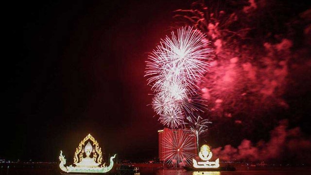 ព្រះរាជ​ពិធី​បុណ្យ​អុំទូក