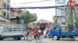 អ្នក​ធ្វើ​ដំណើរ​រអ៊ូ​រទាំ​រឿង​ម្ចាស់​កម្មវិធី​សង់​រោងការ​-​បុណ្យ​បិទ​ផ្លូវ ធ្វើ​ដំណើរ​មិន​កើត ខណៈ​អាជ្ញាធរ​ថា​ គ្មាន​គោល​ការណ៍​អនុញ្ញាត​ឲ្យ​ធ្វើ​បែប​នេះ​ទេ។